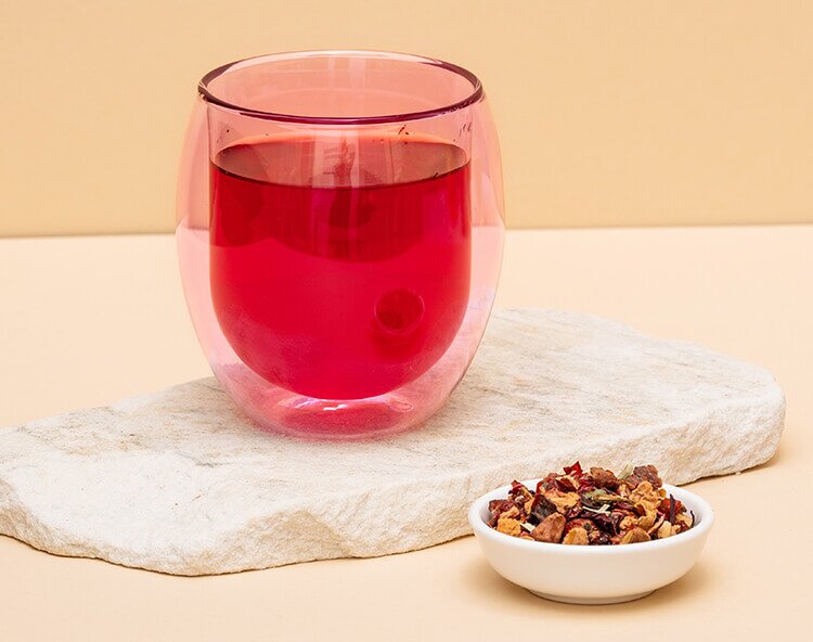 article1a-muesli.jpg Rosa doppelwandiges Teeglas mit Schwebeeffekt mit rotem Fruechtetee gefuellt