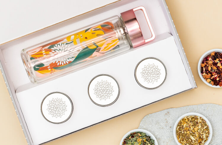 article2a-summer-tea2go-set.jpg Geschenkbox mit Teeflasche mit Pflanzenmotiv und drei Tee Minidosen in Geschenkbox